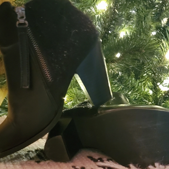 Ankle booties - Picture 1 of 3